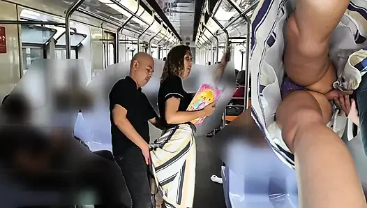 Menggosok dirinya sendiri selama perjalanan kereta bawah tanah di bawah roknya.