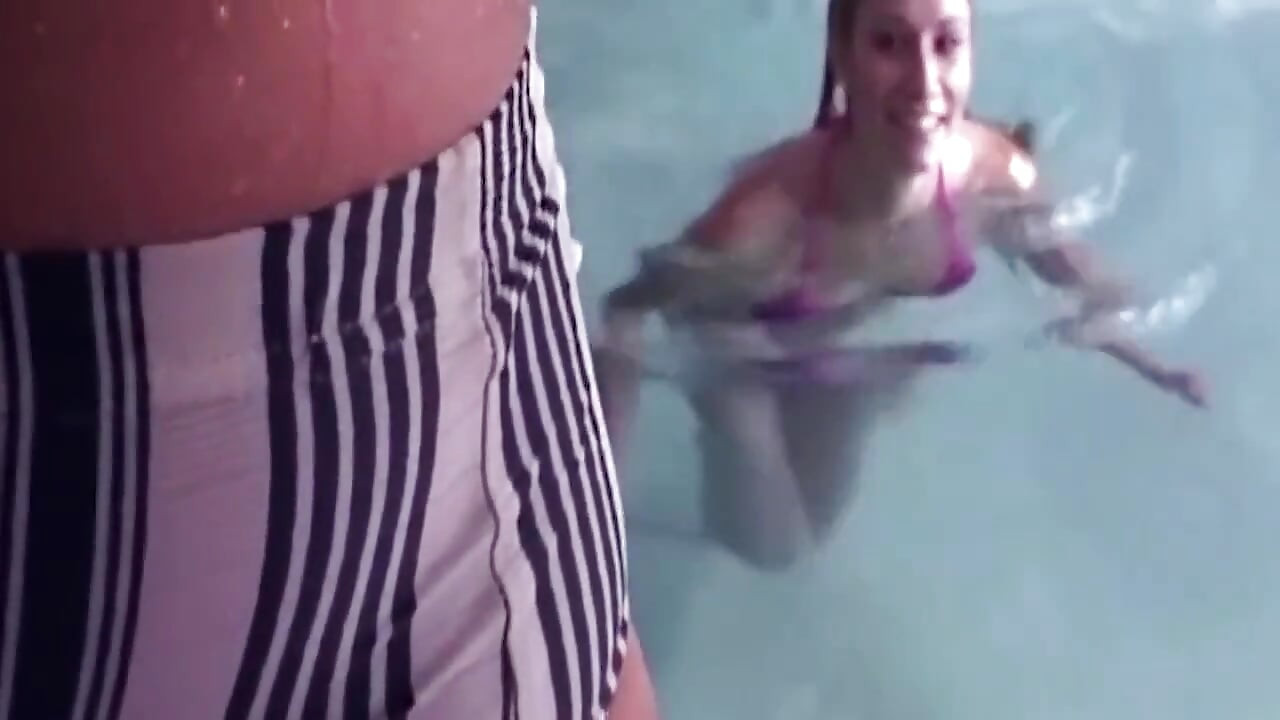 Dojrzała milf zostaje ostro wbita w seks w basenie