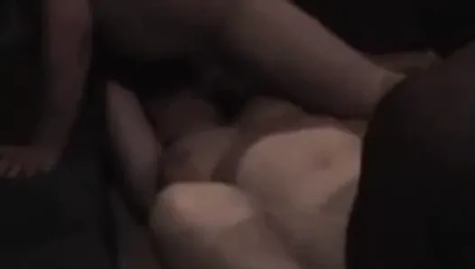Толстушка в тройничке в любительском видео