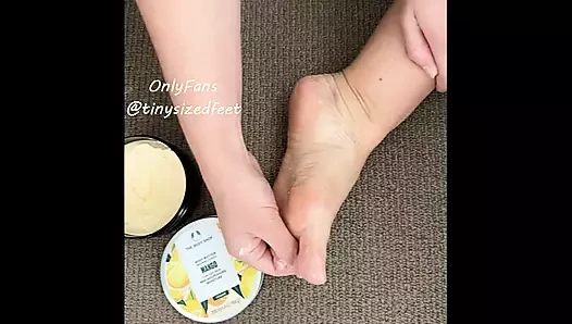 TinySizedFeet 在芒果身体黄油中被摩擦 vid 2