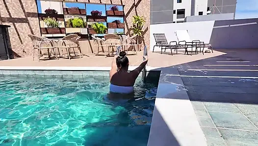 Stiefmutter verführt ihren stiefsohn in einem öffentlichen pool &amp; blowjob