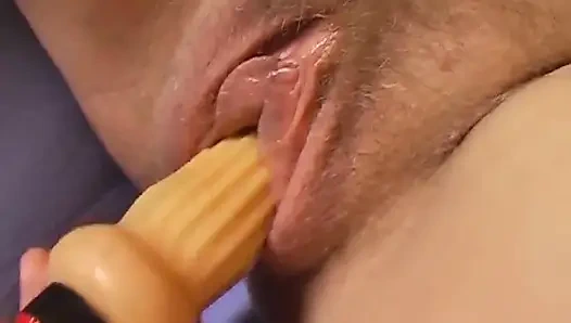 Милфа-блондинка трахается с киской и играет с дилдо в любительском видео... сперма на задницу