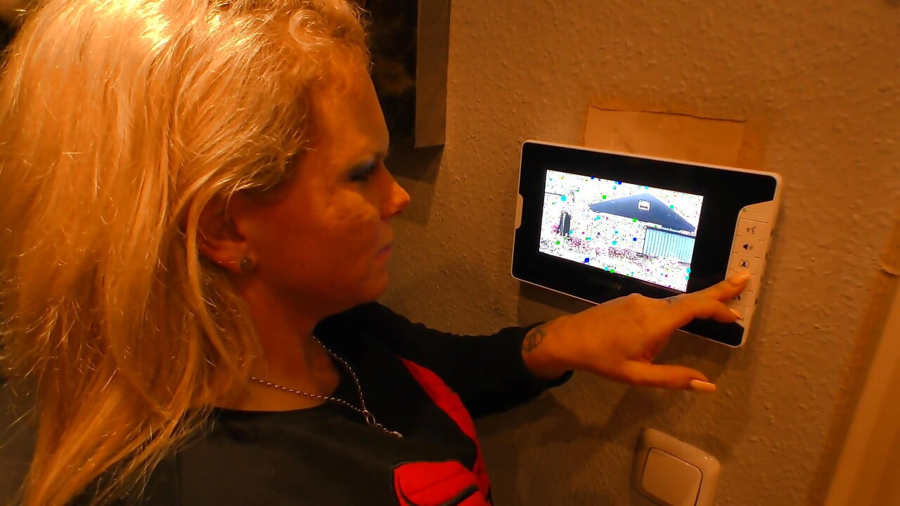 Si blonde berpantat besar dengan tatu dikongkek pepeknya dengan keras