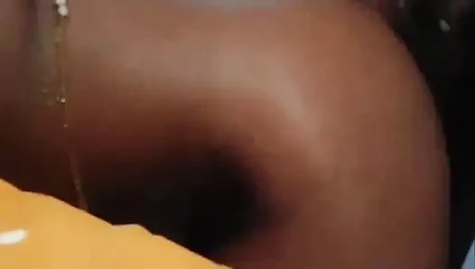 Cewek ini lagi asik muasin pantat bahenol cewek ini pakai stoking selfie favoritnya