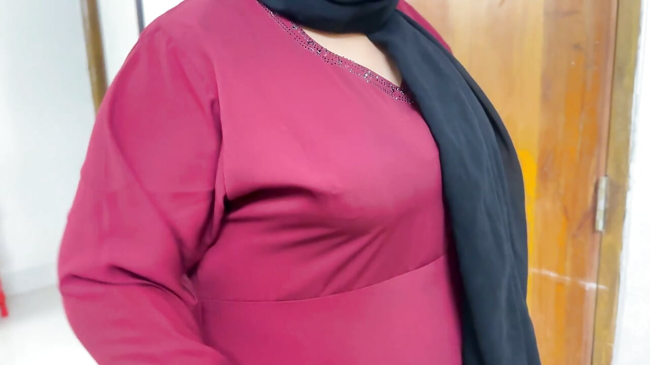 Arabian Beautiful Hotel Maid Cleaning My Room & I See Her Huge Ass & Huge Boobs