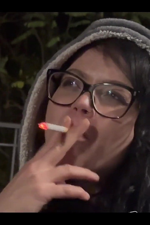 촬영 후 추운 밤에 흡연