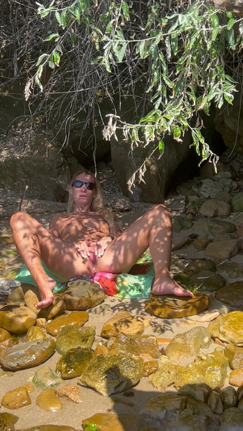 na nudističkoj plaži.