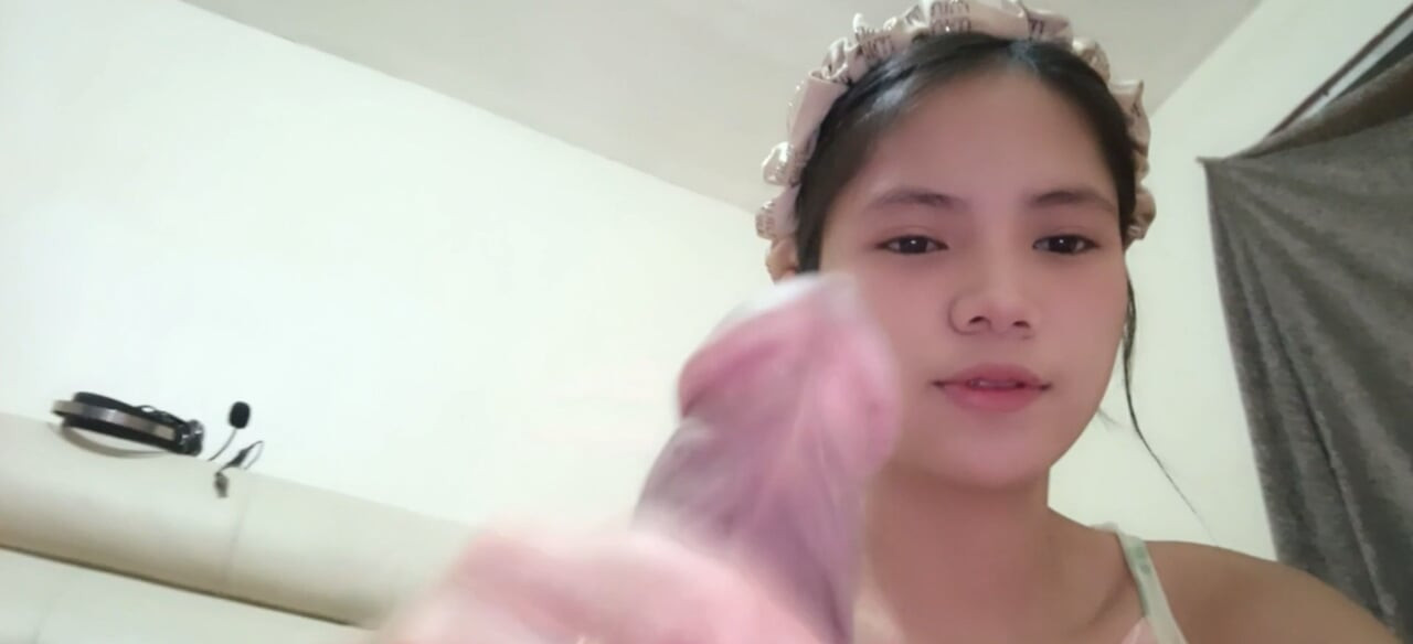 我正在和我的继女做爱，让她感觉更好