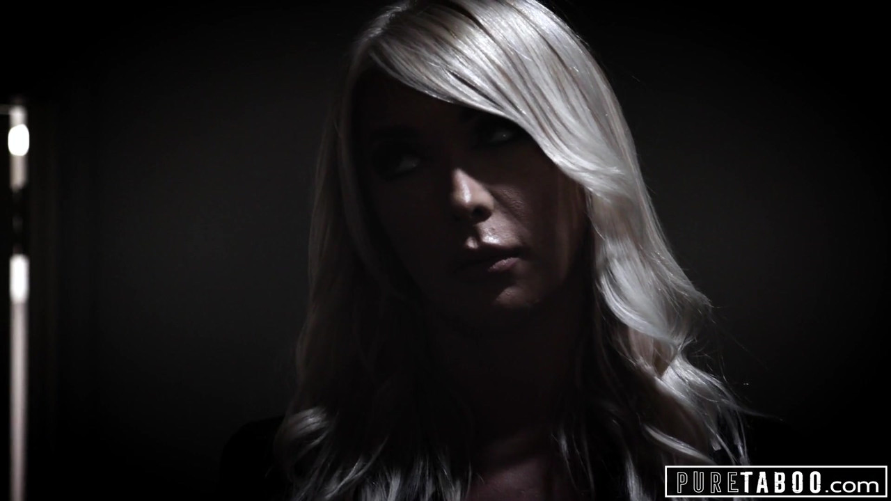 純粋なタブー、セクシートランスガールが悲しみの男をやる