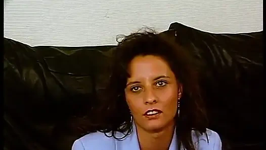 Casting cewek rambut cokelat lagi asik muasin memeknya pakai dildo