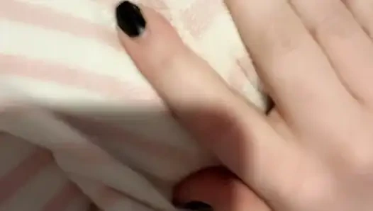 Gadis imut menahan dengan kandung kemih penuh tidak bisa menahan kencingnya