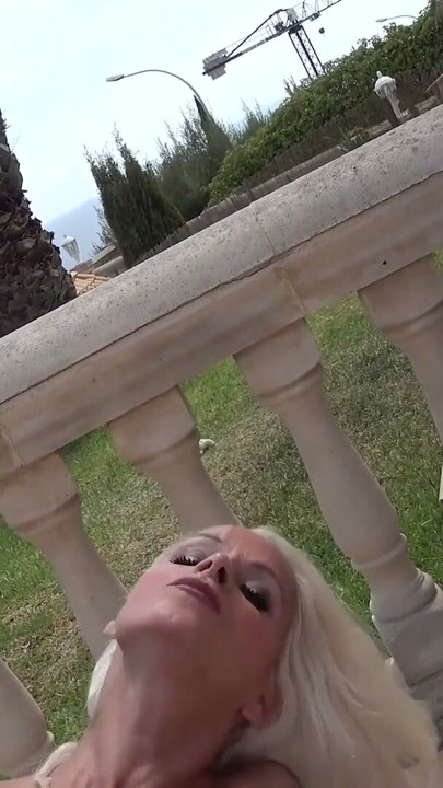 Geile Milf saugt wie ein Staubsauger an altem MaennerSchwanz | Clip 2