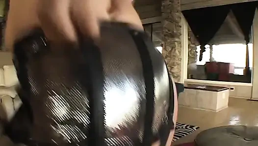 Azgın orta yaşlı seksi kadın büyük bir siyah yarağı emiyor ve yüzüne büyük bir boşalma