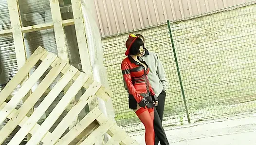 Heiße MILF in der lederjacke fickt gerne und bekommt gesichtsbesamung