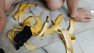 What a hungry ass my slave has, it needs to be fed bananas! And then feed all this to the slave himself.