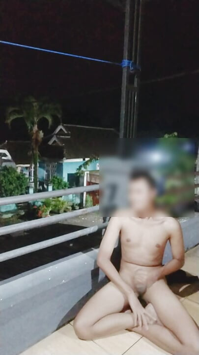 I dared to masturbate outside and it was so good that I ejaculated.