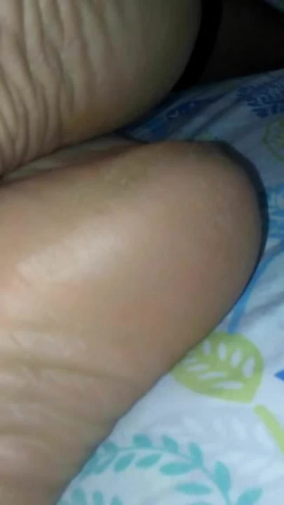 Drsné chodidla manželky zralé výstřiky chodidel