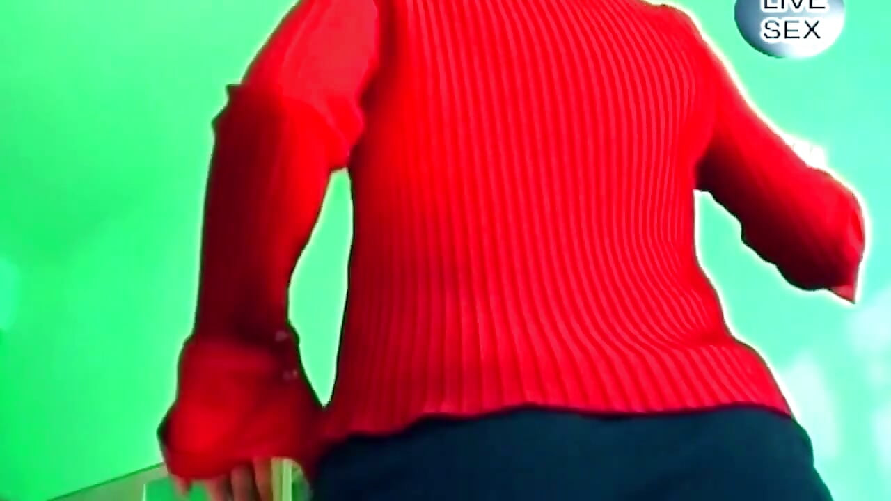 Rubia se mete los dedos en el coño empapado en vivo