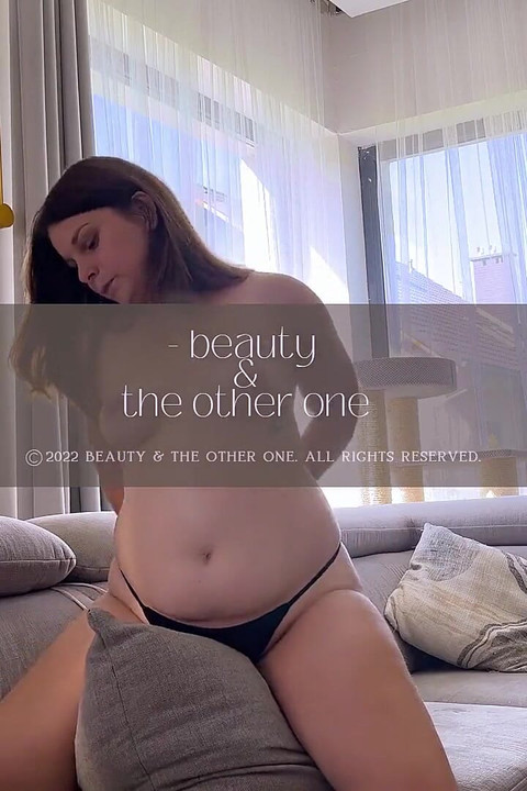 Solo en casa, esposa amateur hitachi y almohada follando divertido