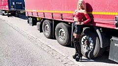 Blond niemiecka dziwka zerżnięta bez zabezpieczenia publicznie na ulicy! daynia