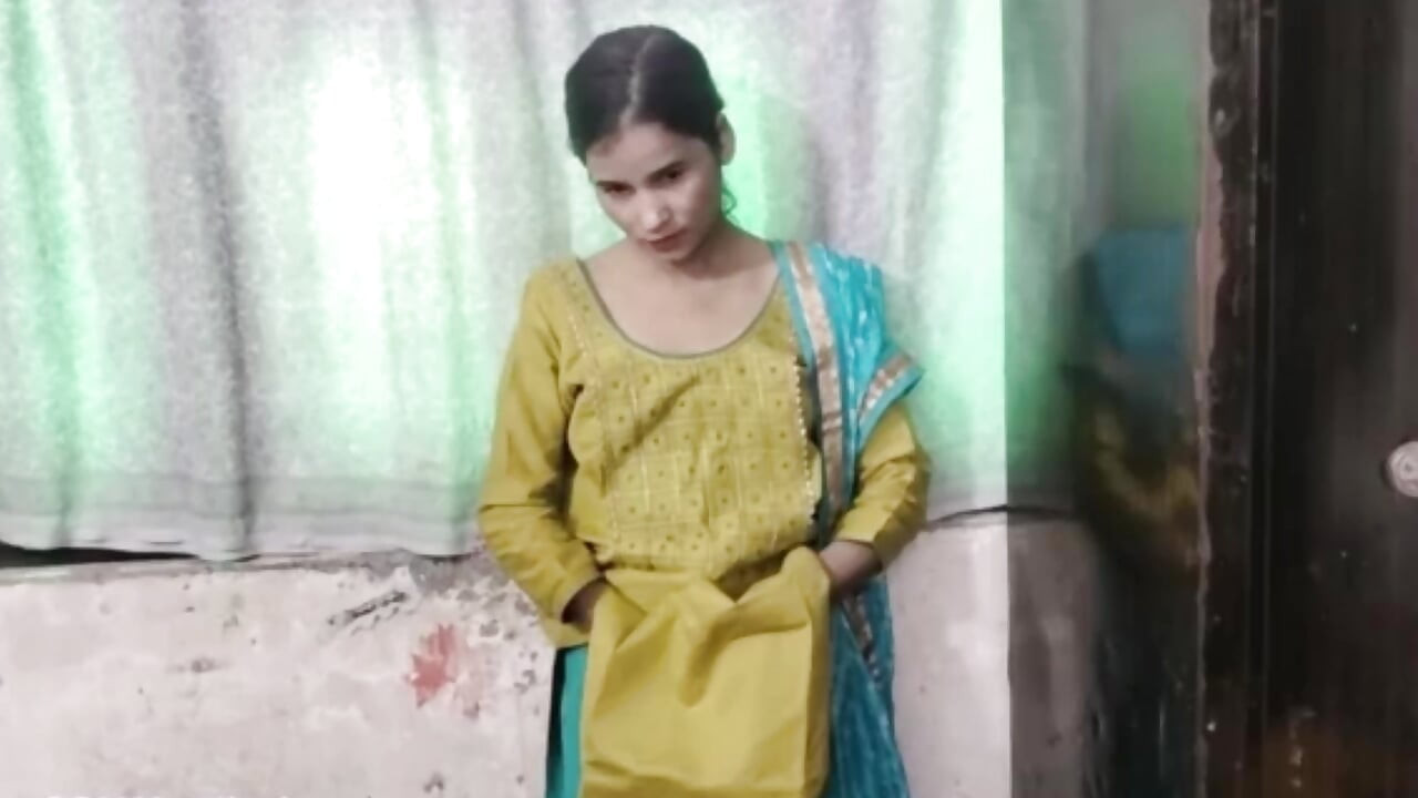 Seeing the maid alone in the kitchen, the owner inserted his penis from behind.