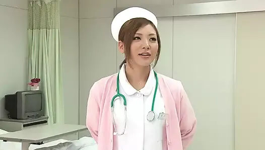 日本人看護師はハードファックの前におっぱいを吸われるのを楽しんでいます
