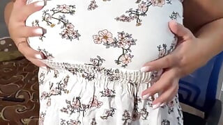 Heiße stiefmutter mit dicken möpsen ist geil