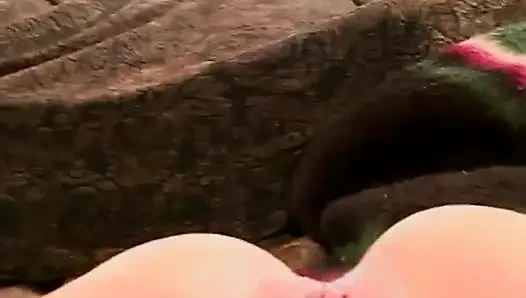 Порно богиня с большими сиськами наслаждается тройничком с двойном проникновением