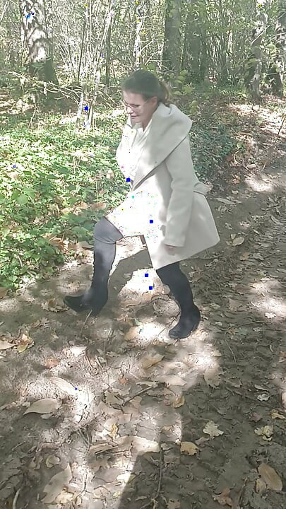 Jade shows off in the wood with the strangers