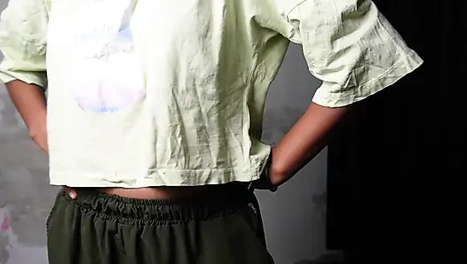 Desi güzel bir ev hanımı iki adamla sikişiyor, emiyor