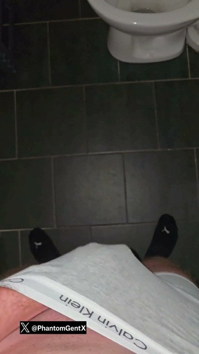 Dominantă PhantomGentX strokes pula groasă cu provocatoare vorbe murdare - Follow on X: PhantomGentX | Clip 1