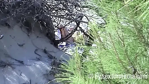 Plajda Çıplak Çıplak Kahverengi Esmer Üstsüz