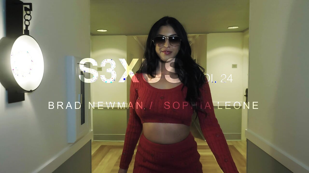 有名なティーンラテン系モデルがお尻を有利に利用 - S3xus