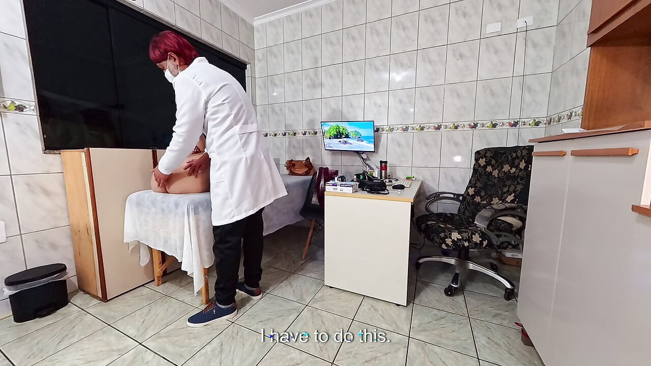 Анальное обследование, включающее введение пробки и анальный секс для сохранения спермы внутри.
