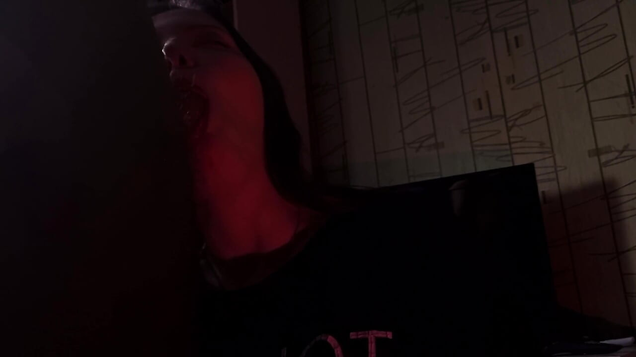 Вітчим показав мініатюрній падчерці, що таке справжній чоловічий член