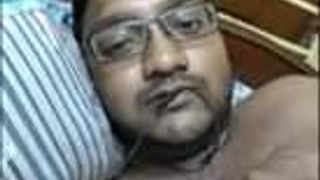 Indischer Typ Sayan dasgupta masturbiert vor der Kamera