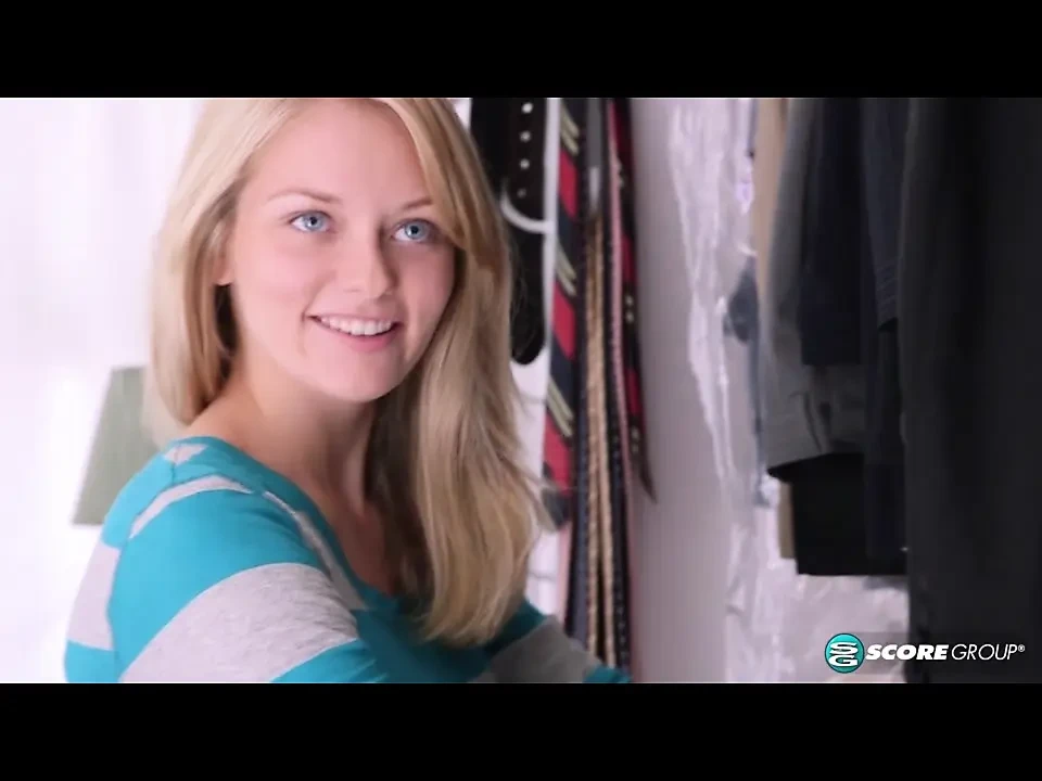 Người đẹp mắt xanh Alli Rae bị nhét vào những cái lỗ khít khao