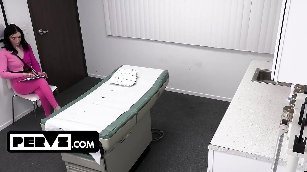 Petite Ophelia Kaan e Celestina Blooms recebem tratamento especial do médico pervertido
