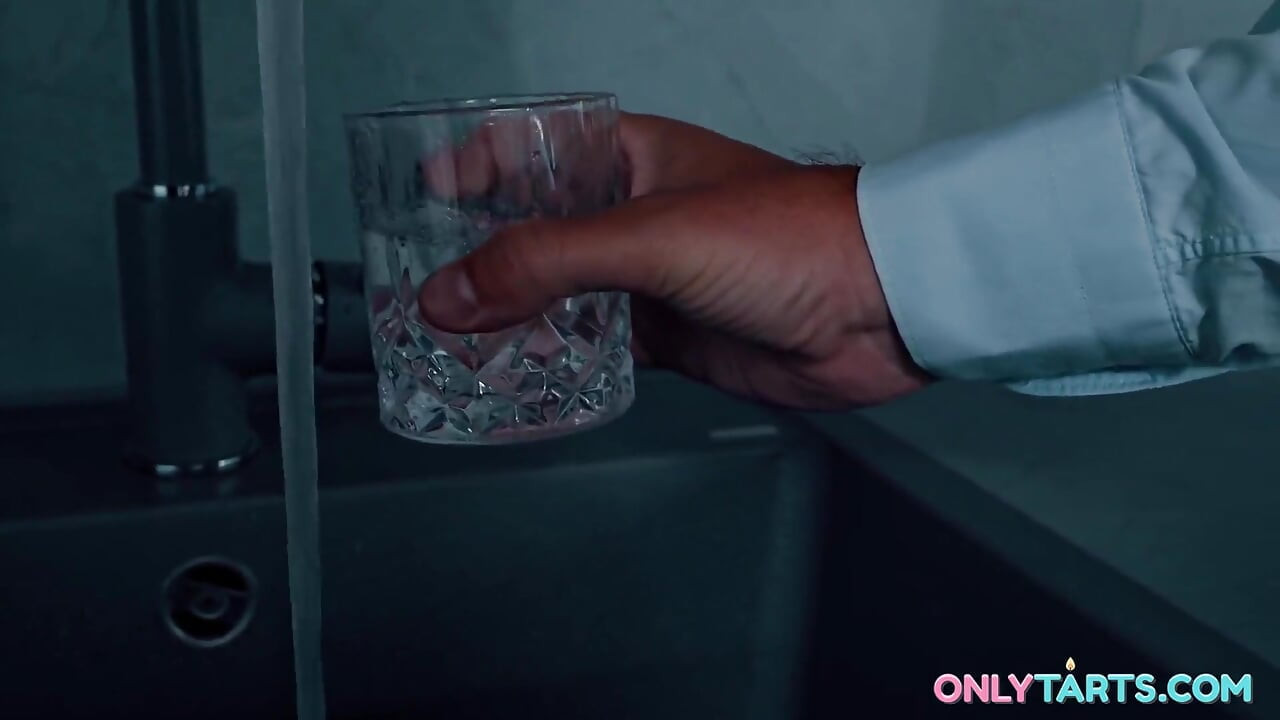 La oferta caliente de la hijastra - padrastro maduro folla su coño mojado