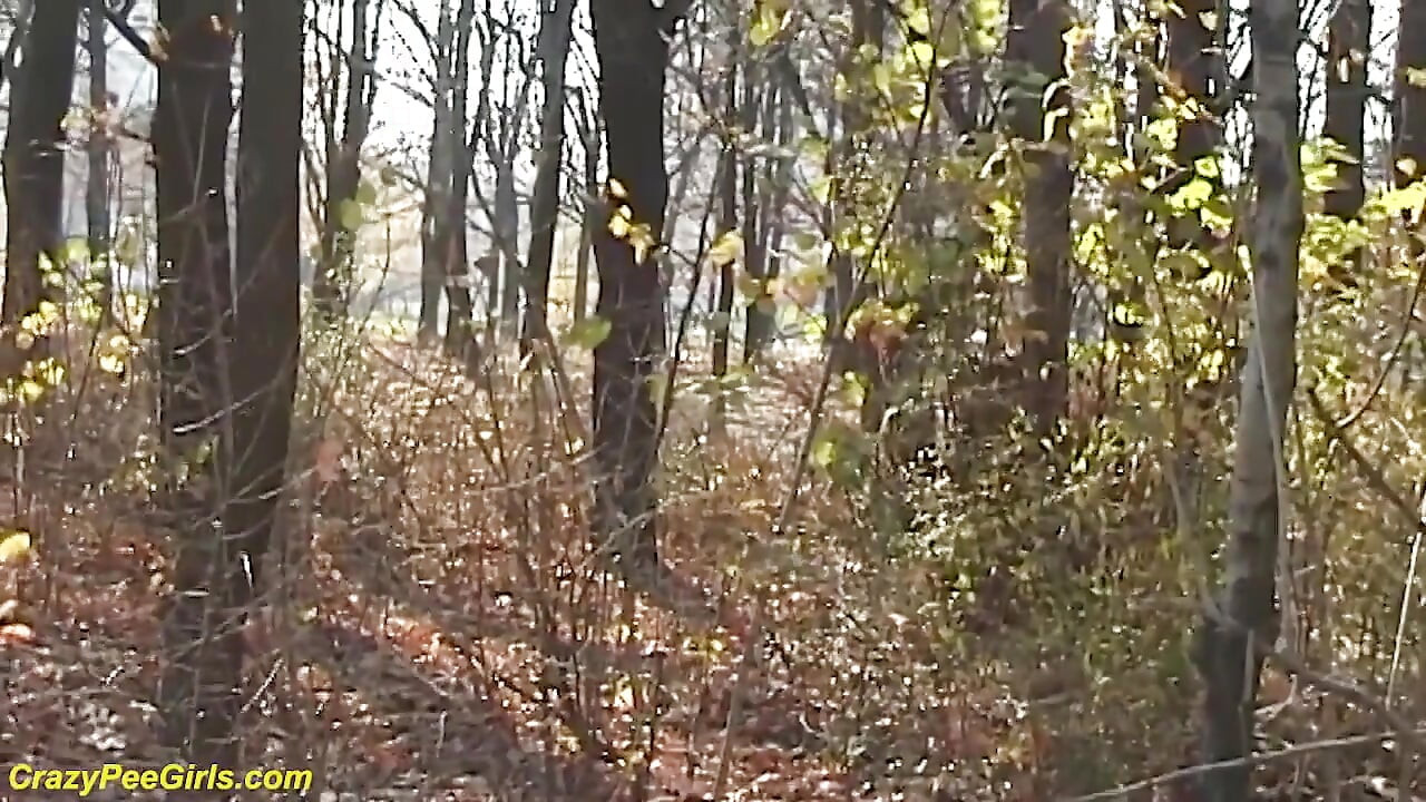 Pisse en plein air dans la forêt