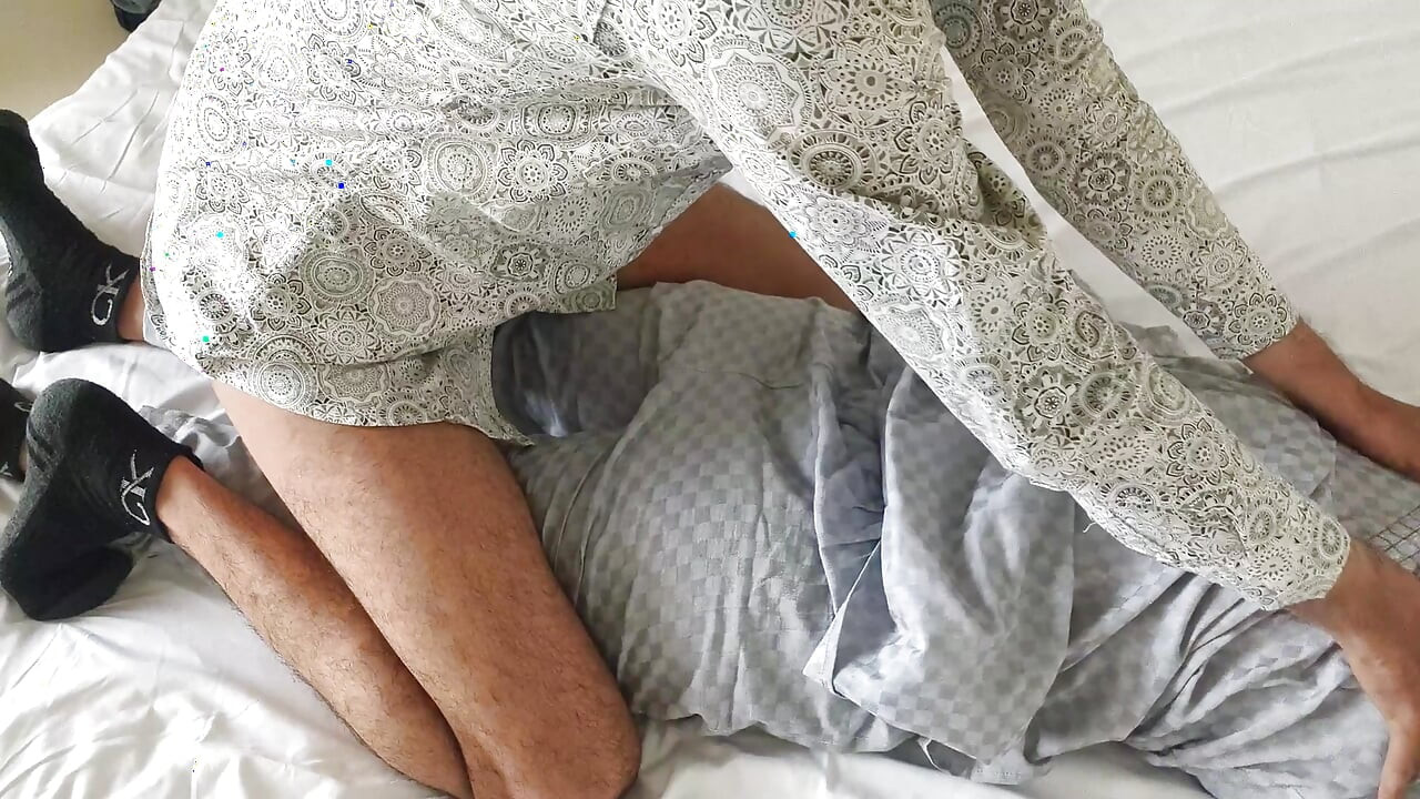 Pati ne apne patni ko romantic mood se chut ki chudai kiya aur chut ka maza liya . Indian desi village hindi viral sex videos