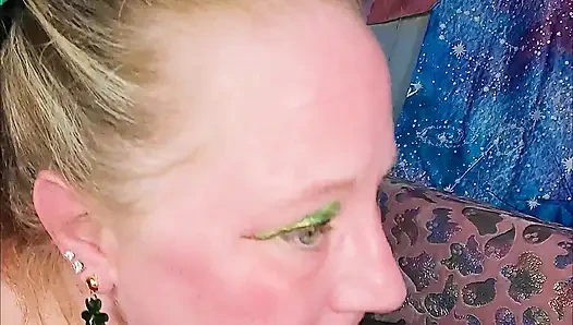 Gırtlağına kadar sakso çekiyor - 82 yarak emiyor susamış evli kadın derin sakso gırtlağına kadar alıyor