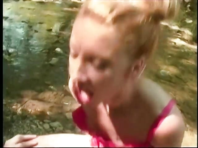 Linda rubia en camisón rojo se la follan afuera, toma una carga en su cara