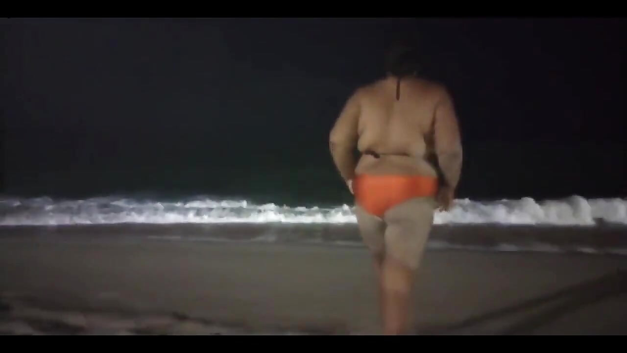 Showing off at the Beach, I Took the Opportunity to Have a Nice Pee