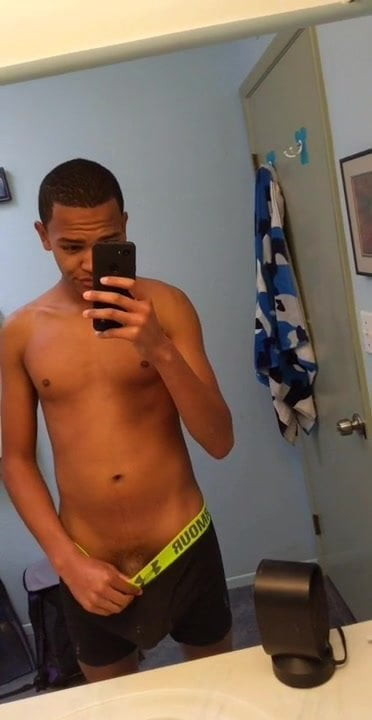 Pria seksi tersentak