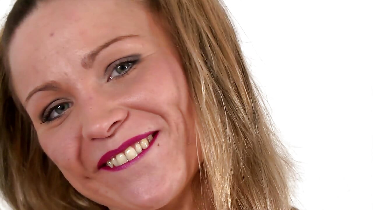 Прекрасна блондинка трахається дико зі своїм лохом