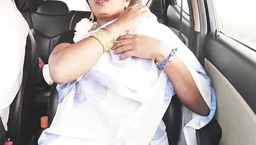 Hintli kadın arabada seks yapıyor Güzel sari ev hanımı üvey oğluyla sikişmeye çalışıyor car drive.telugu edepsiz konuşmalar.