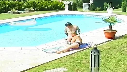 Yaşlı olgunlar sahnesi 4 - olgun tombul sarışın havuzda sikişiyor