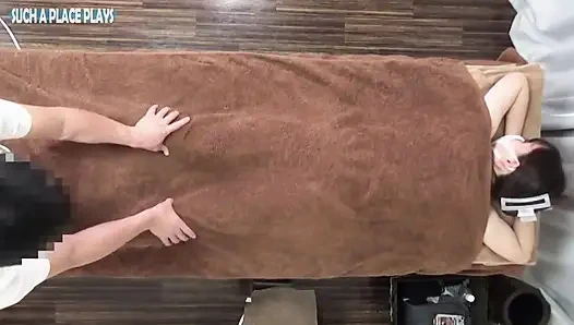 Graceful Return, Petite Beauty with Mature Charm Requests a Luxurious Extended Oil Massage - 1