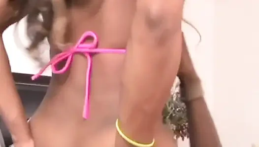 Грудастую черную пуму трахнули и кончили на задницу чудовищным черным членом в любительском видео